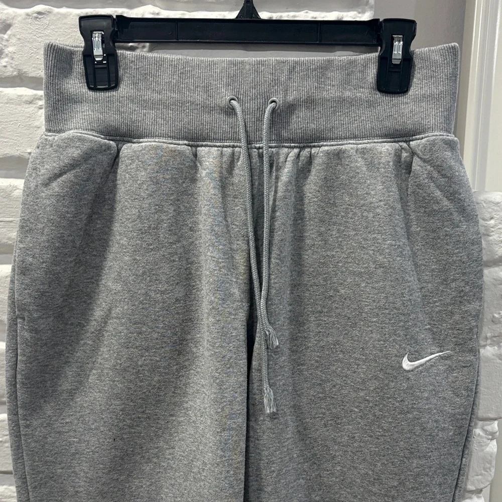 WOMANS SIZE M NIKE SWEATS - Picture 2 of 8